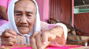 Perempuan Berusia 90 Tahun Menjadi Inspirasi Yang Melestarikan Tradisi