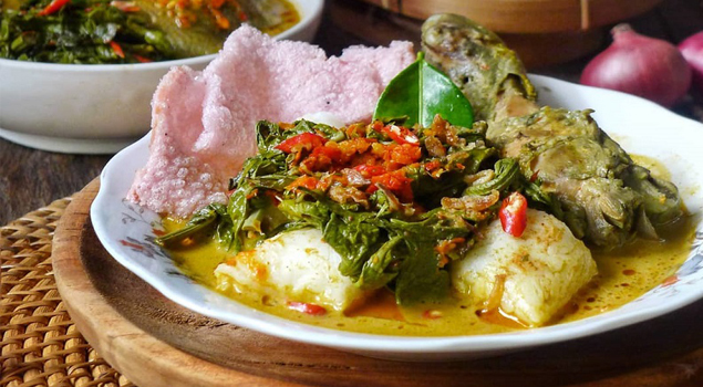 Ketupat Gulai Ayam Paku dan Sambal Ijo Khas Minangkabau