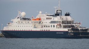 Kapal Pesiar Silver Discoverer Asal Perancis Berlabuh di Teluk Bayur