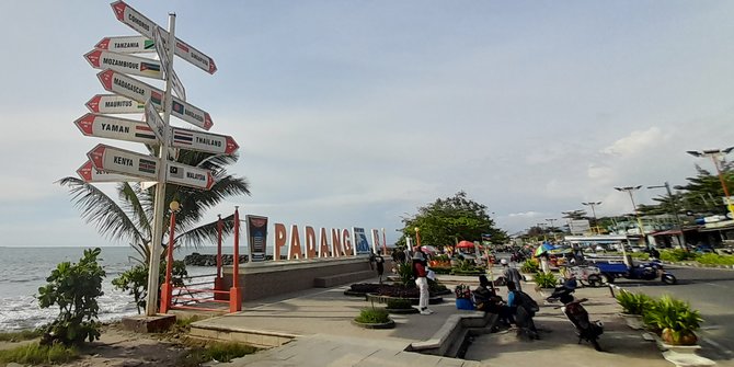 Menikmati Pemandangan Indah dan Kuliner Murah di Pantai Padang